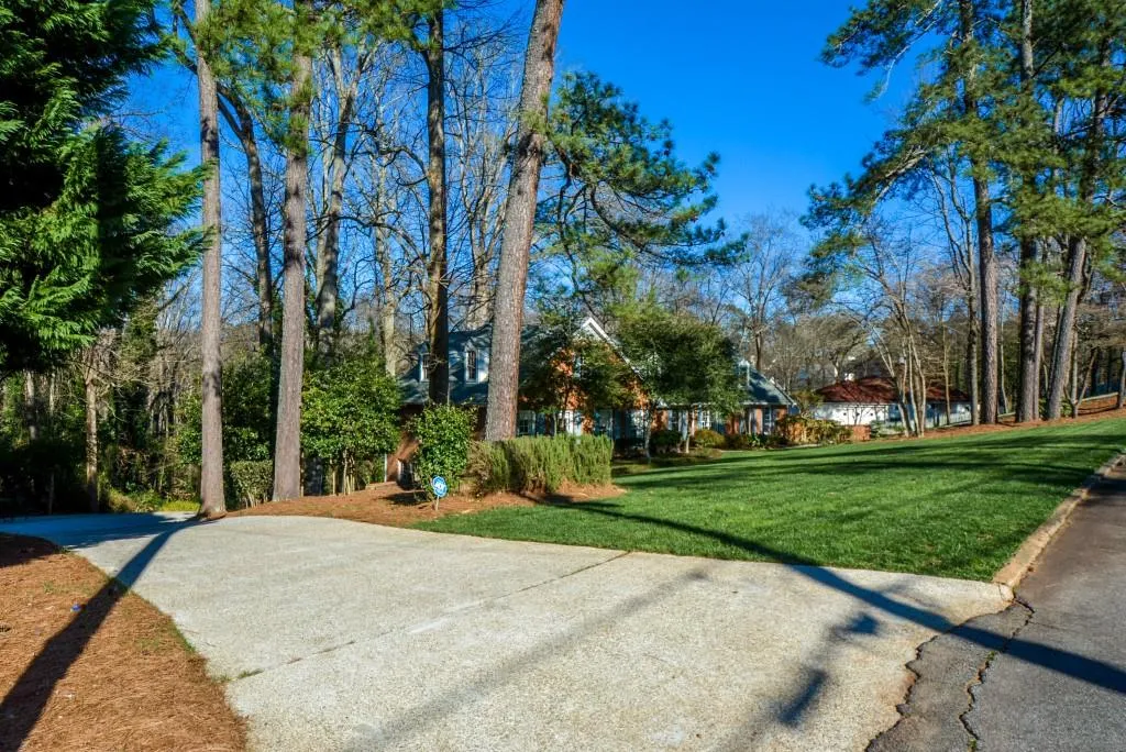 556 Tara Trail, Sandy Springs, Georgia 30327, 4 Bedrooms Bedrooms, ,3 BathroomsBathrooms,Residential,Sold,556 Tara Trail,6516546