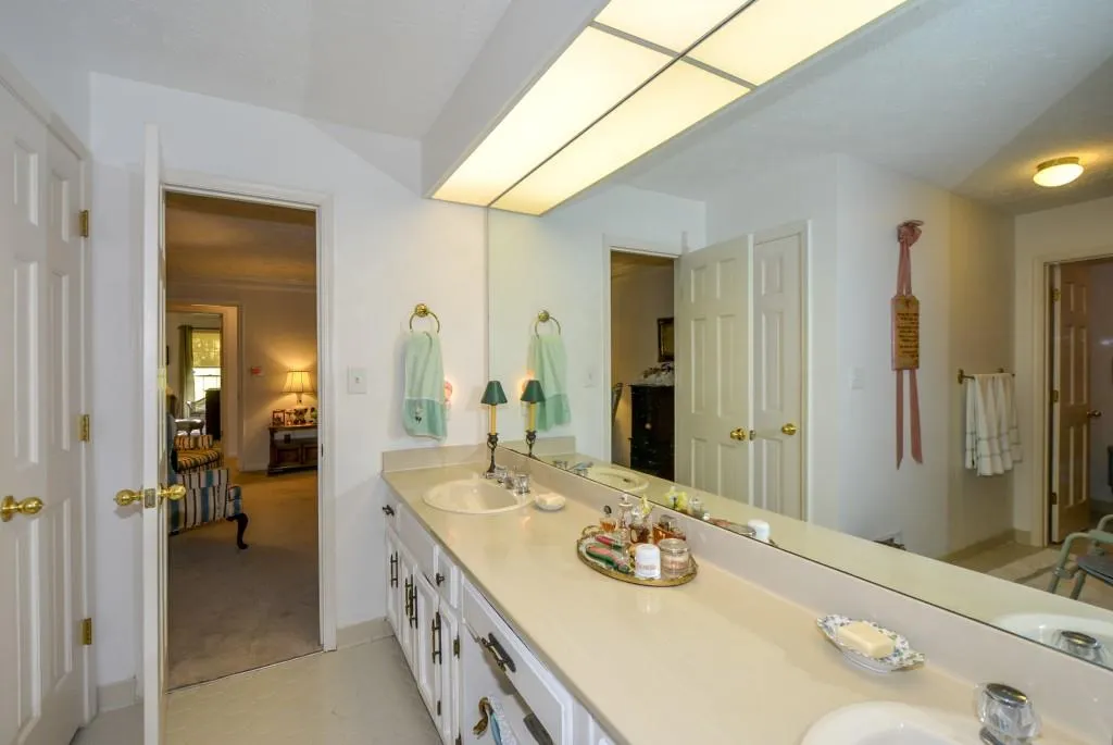 556 Tara Trail, Sandy Springs, Georgia 30327, 4 Bedrooms Bedrooms, ,3 BathroomsBathrooms,Residential,Sold,556 Tara Trail,6516546