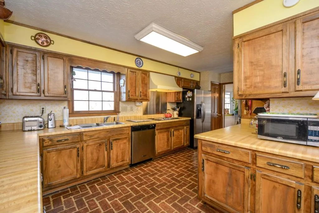 556 Tara Trail, Sandy Springs, Georgia 30327, 4 Bedrooms Bedrooms, ,3 BathroomsBathrooms,Residential,Sold,556 Tara Trail,6516546