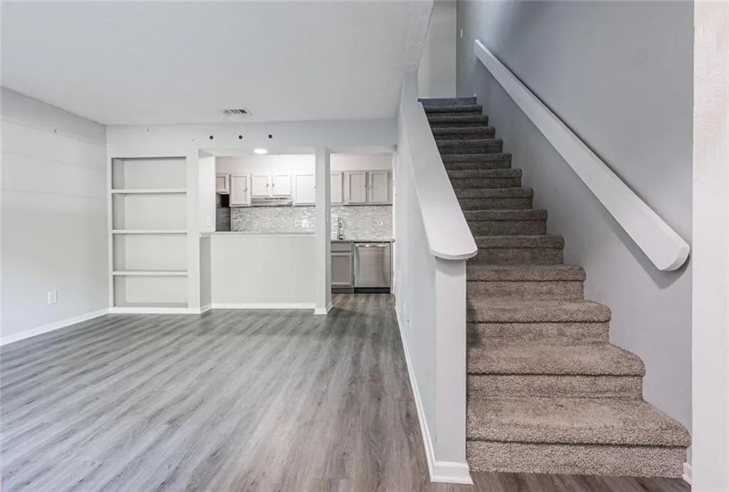 6810 Glenridge Drive Unit E, Sandy Springs, Georgia 30328, 1 Bedroom Bedrooms, ,1 BathroomBathrooms,Residential,Sold,6810 Glenridge Drive Unit E,7412476