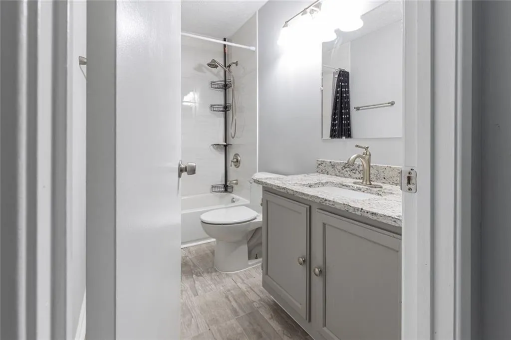 6810 Glenridge Drive Unit E, Sandy Springs, Georgia 30328, 1 Bedroom Bedrooms, ,1 BathroomBathrooms,Residential,Sold,6810 Glenridge Drive Unit E,7412476