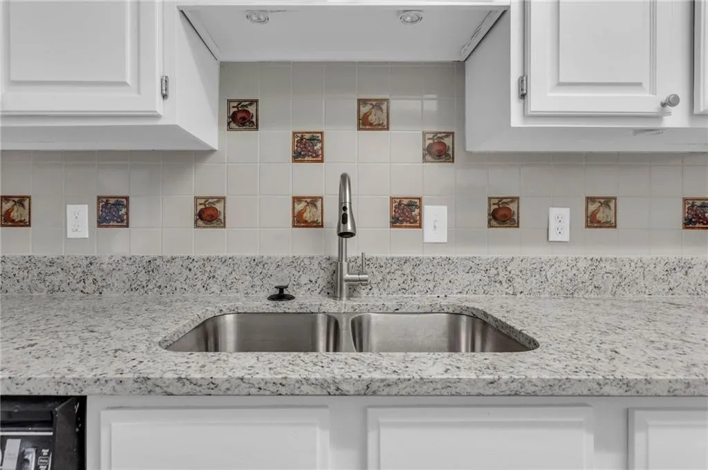 6851 Roswell Road Unit A21, Sandy Springs, Georgia 30328, 2 Bedrooms Bedrooms, ,2 BathroomsBathrooms,Residential,Sold,6851 Roswell Road Unit A21,7178233