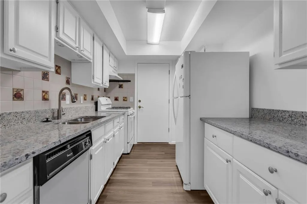 6851 Roswell Road Unit A21, Sandy Springs, Georgia 30328, 2 Bedrooms Bedrooms, ,2 BathroomsBathrooms,Residential,Sold,6851 Roswell Road Unit A21,7178233