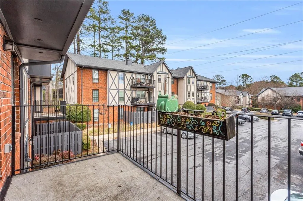 6851 Roswell Road Unit A21, Sandy Springs, Georgia 30328, 2 Bedrooms Bedrooms, ,2 BathroomsBathrooms,Residential,Sold,6851 Roswell Road Unit A21,7178233