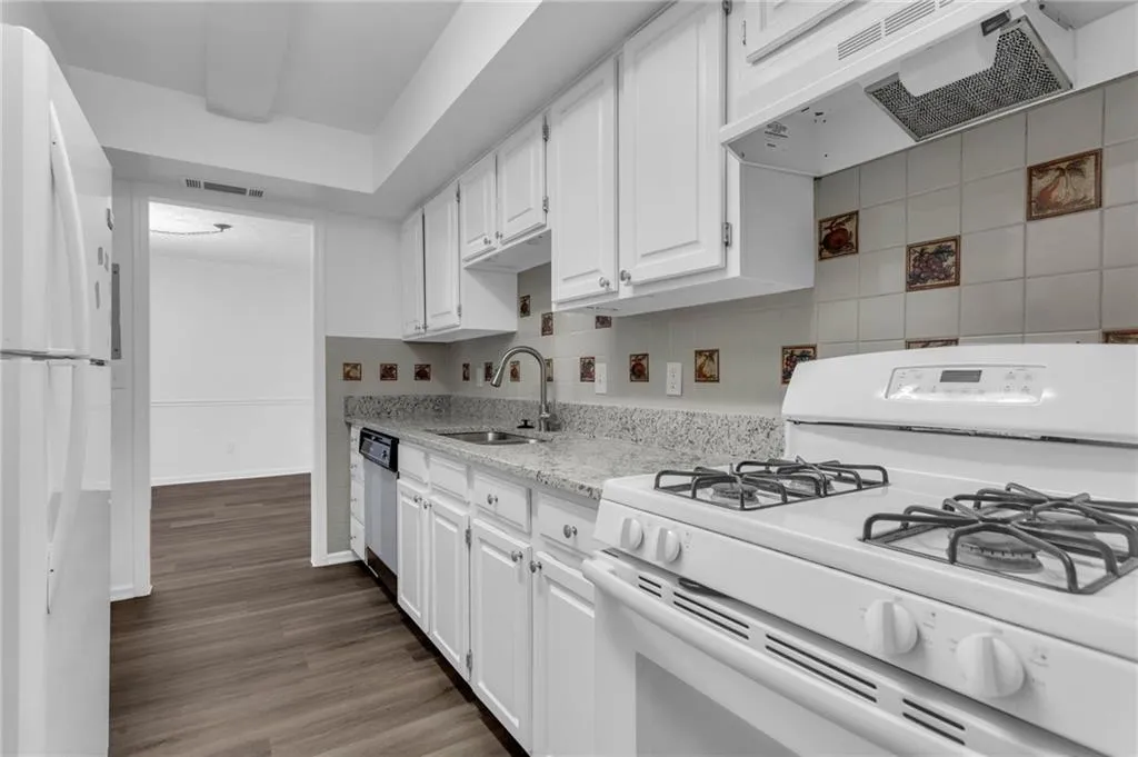 6851 Roswell Road Unit A21, Sandy Springs, Georgia 30328, 2 Bedrooms Bedrooms, ,2 BathroomsBathrooms,Residential,Sold,6851 Roswell Road Unit A21,7178233