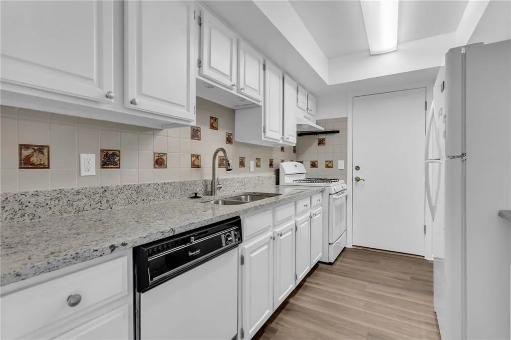 6851 Roswell Road Unit A21, Sandy Springs, Georgia 30328, 2 Bedrooms Bedrooms, ,2 BathroomsBathrooms,Residential,Sold,6851 Roswell Road Unit A21,7178233