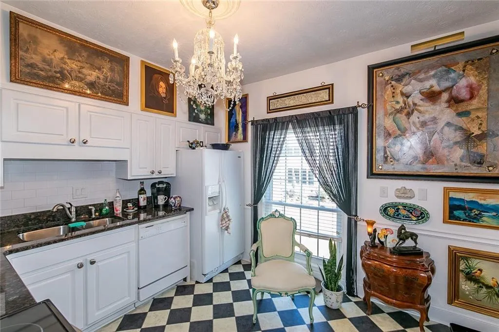 5525 Chemin De Vie, Sandy Springs, Georgia 30342, 2 Bedrooms Bedrooms, ,2 BathroomsBathrooms,Residential,Sold,5525 Chemin De Vie,7011505
