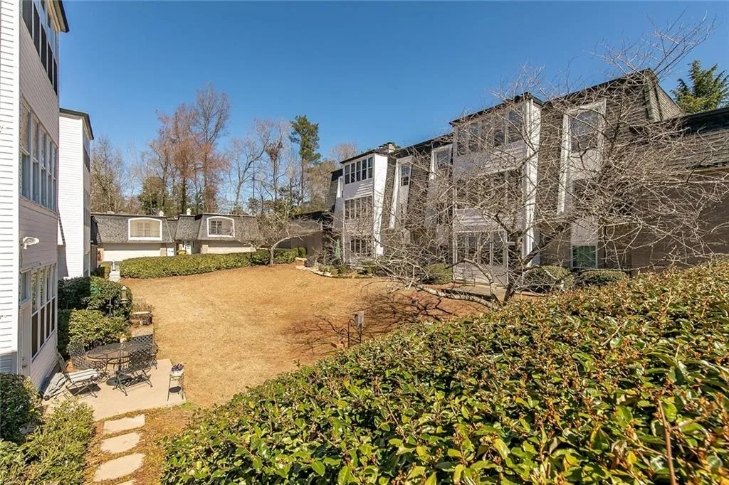 5525 Chemin De Vie, Sandy Springs, Georgia 30342, 2 Bedrooms Bedrooms, ,2 BathroomsBathrooms,Residential,Sold,5525 Chemin De Vie,7011505