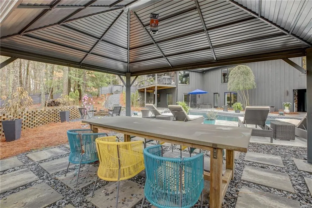 9480 Huntcliff Trace, Sandy Springs, Georgia 30350, 6 Bedrooms Bedrooms, ,4 BathroomsBathrooms,Residential,Sold,9480 Huntcliff Trace,7349493