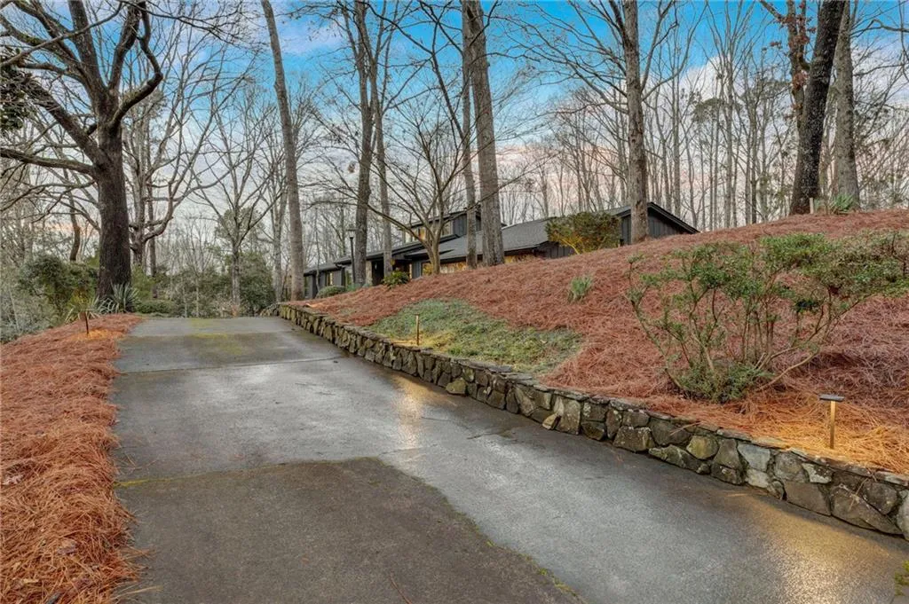 9480 Huntcliff Trace, Sandy Springs, Georgia 30350, 6 Bedrooms Bedrooms, ,4 BathroomsBathrooms,Residential,Sold,9480 Huntcliff Trace,7349493