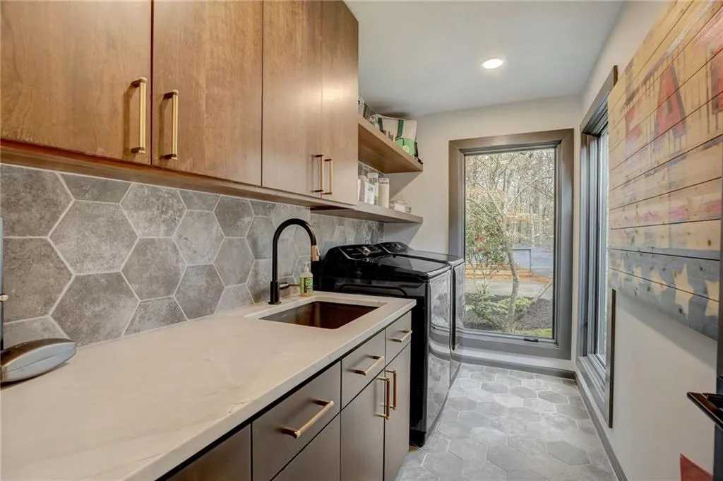 9480 Huntcliff Trace, Sandy Springs, Georgia 30350, 6 Bedrooms Bedrooms, ,4 BathroomsBathrooms,Residential,Sold,9480 Huntcliff Trace,7349493