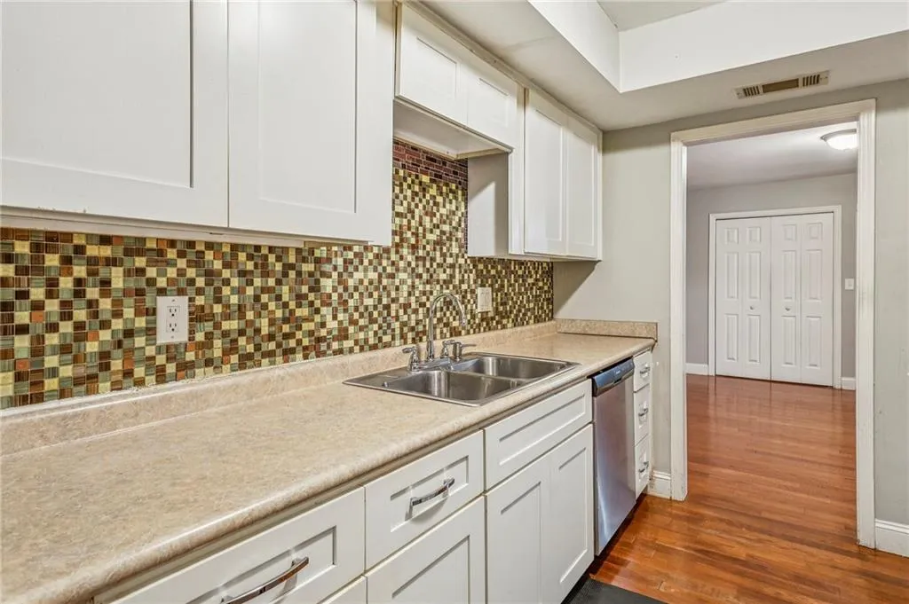 6851 Roswell Road Unit I11, Atlanta, Georgia 30328, 3 Bedrooms Bedrooms, ,2 BathroomsBathrooms,Residential,For Sale,6851 Roswell Road Unit I11,7696689