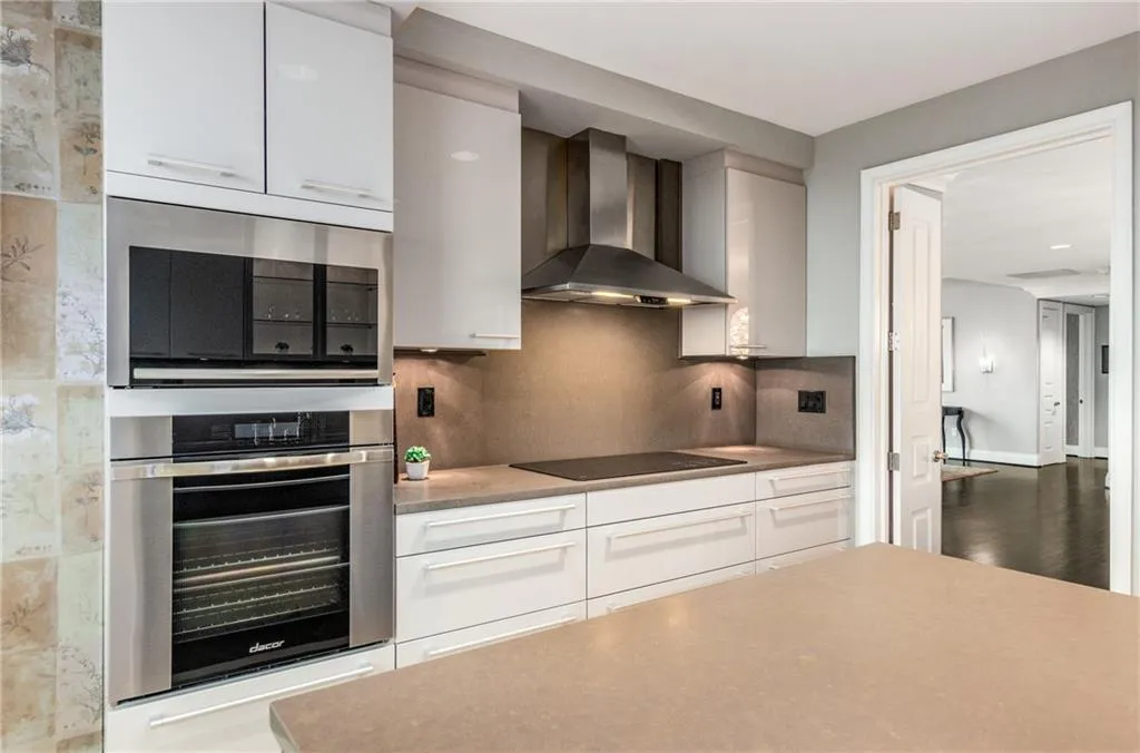 750 Park Avenue Ne Unit 19e, Atlanta, Georgia 30326, 2 Bedrooms Bedrooms, ,2 BathroomsBathrooms,Residential,For Sale,750 Park Avenue Ne Unit 19e,7535915