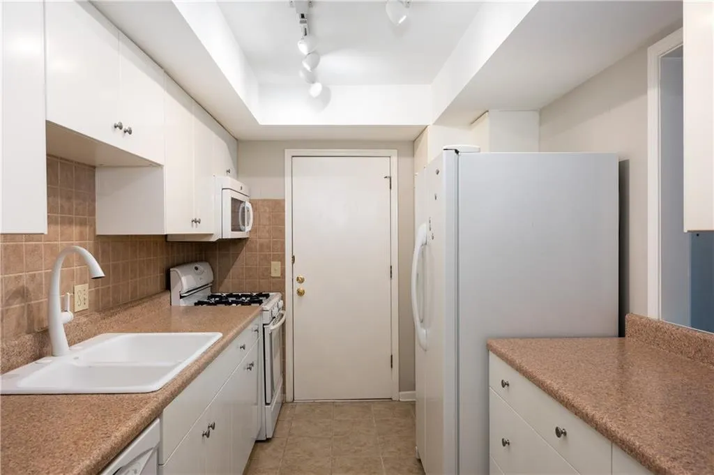 6851 Roswell Road Unit K23, Sandy Springs, Georgia 30328, 3 Bedrooms Bedrooms, ,2 BathroomsBathrooms,Residential,Sold,6851 Roswell Road Unit K23,7081845