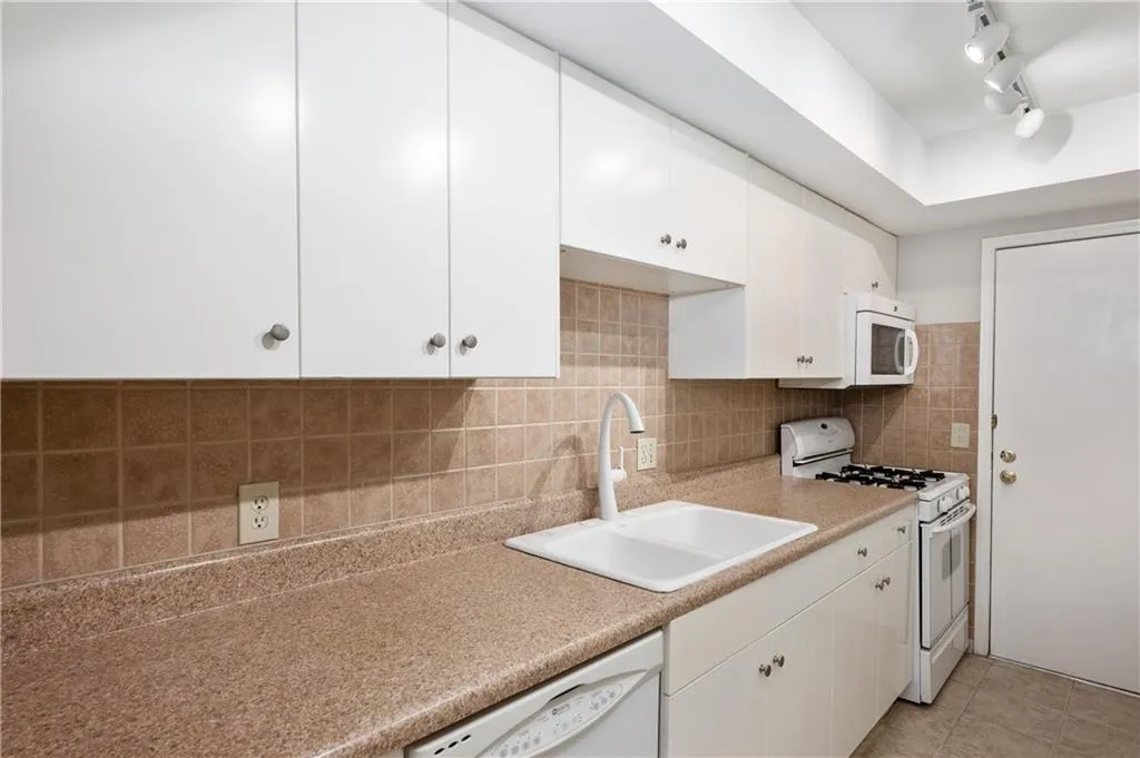 6851 Roswell Road Unit K23, Sandy Springs, Georgia 30328, 3 Bedrooms Bedrooms, ,2 BathroomsBathrooms,Residential,Sold,6851 Roswell Road Unit K23,7081845