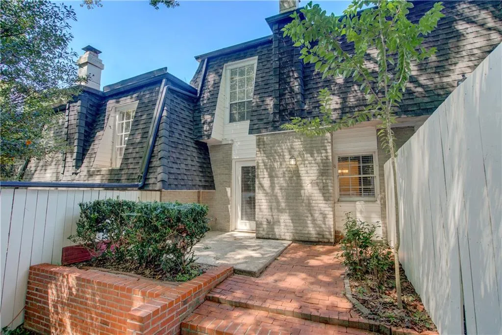 5310 Chemin De Vie, Atlanta, Georgia 30342, 2 Bedrooms Bedrooms, ,2 BathroomsBathrooms,Residential,Sold,5310 Chemin De Vie,6612037