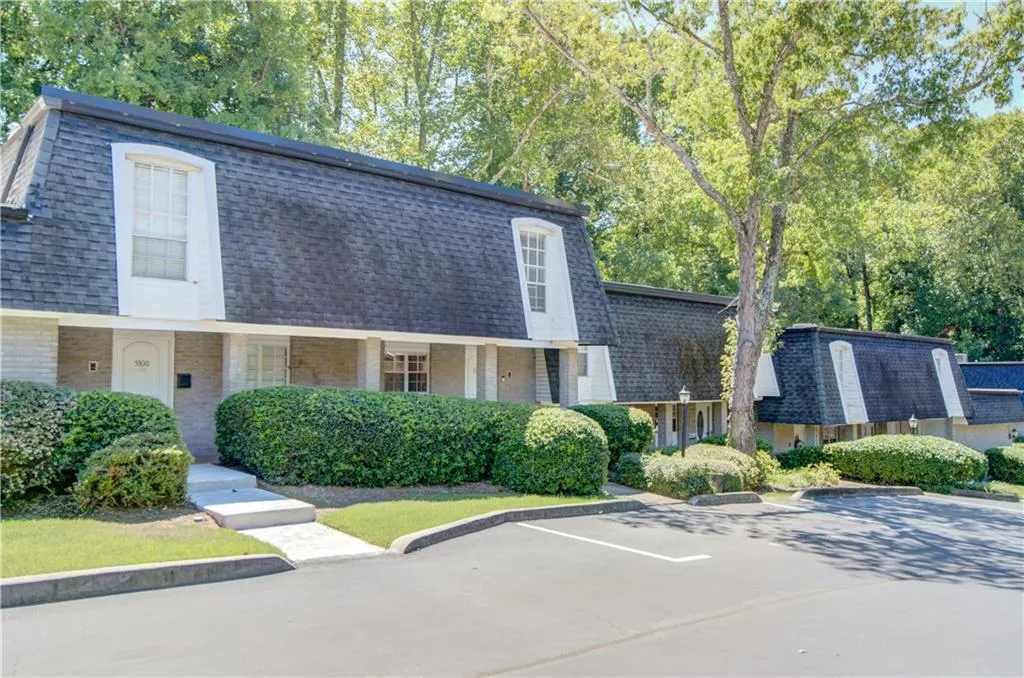 5310 Chemin De Vie, Atlanta, Georgia 30342, 2 Bedrooms Bedrooms, ,2 BathroomsBathrooms,Residential,Sold,5310 Chemin De Vie,6612037