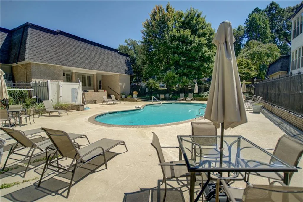 5310 Chemin De Vie, Atlanta, Georgia 30342, 2 Bedrooms Bedrooms, ,2 BathroomsBathrooms,Residential,Sold,5310 Chemin De Vie,6612037