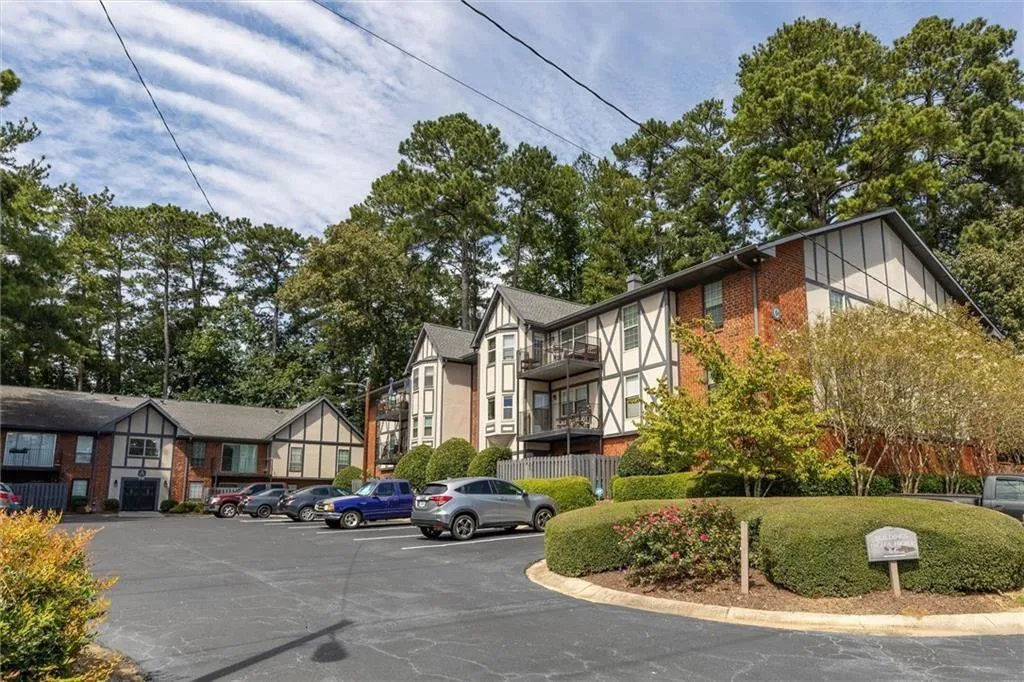 6851 Roswell Road Unit C2, Sandy Springs, Georgia 30328, 3 Bedrooms Bedrooms, ,2 BathroomsBathrooms,Residential,Sold,6851 Roswell Road Unit C2,7428658