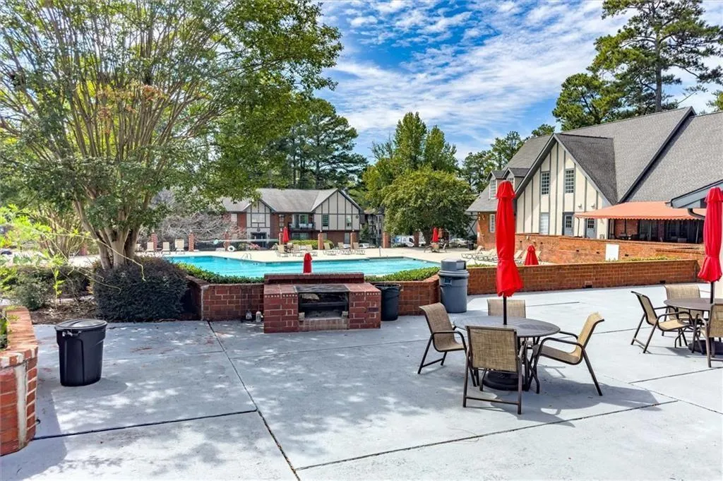 6851 Roswell Road Unit C2, Sandy Springs, Georgia 30328, 3 Bedrooms Bedrooms, ,2 BathroomsBathrooms,Residential,Sold,6851 Roswell Road Unit C2,7428658