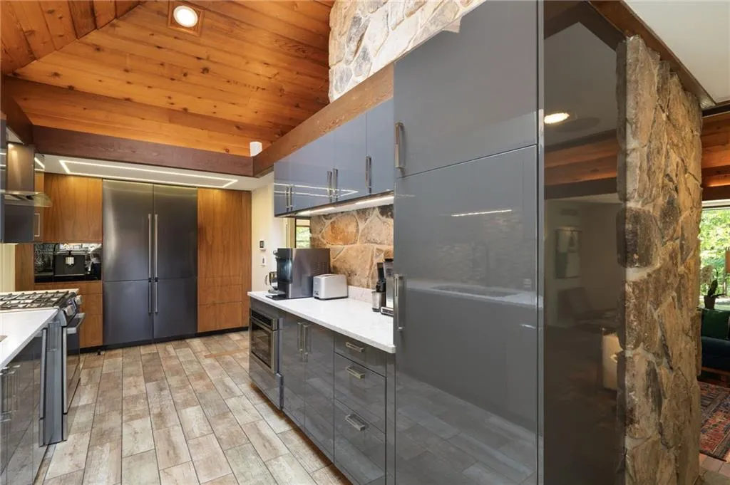 265 Glen Lake Drive, Atlanta, Georgia 30327, 3 Bedrooms Bedrooms, ,2 BathroomsBathrooms,Residential,For Sale,265 Glen Lake Drive,7648458