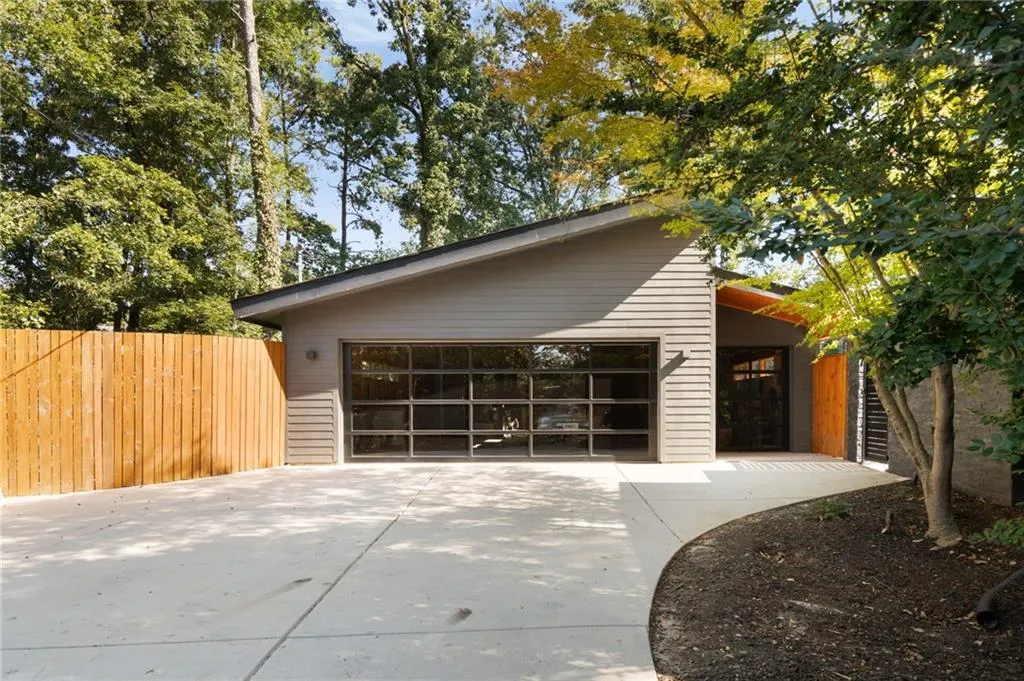 265 Glen Lake Drive, Atlanta, Georgia 30327, 3 Bedrooms Bedrooms, ,2 BathroomsBathrooms,Residential,For Sale,265 Glen Lake Drive,7648458