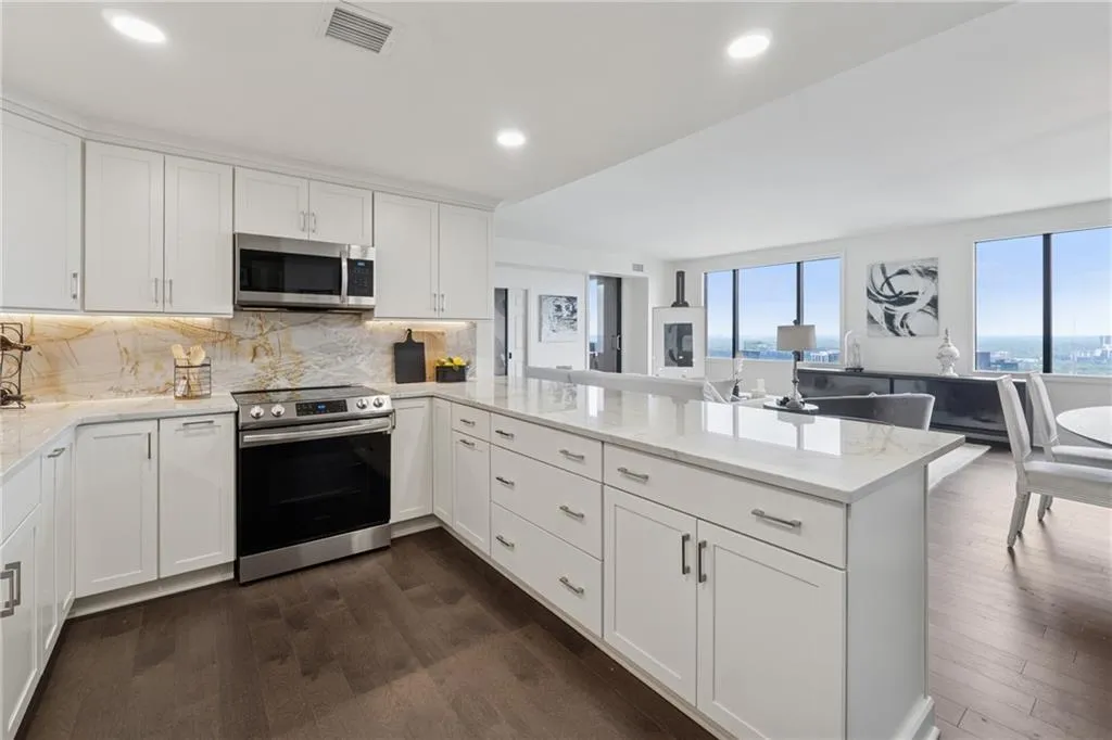75 14th Street Ne Unit 3820, Atlanta, Georgia 30309, 2 Bedrooms Bedrooms, ,2 BathroomsBathrooms,Residential,Sold,75 14th Street Ne Unit 3820,7598789