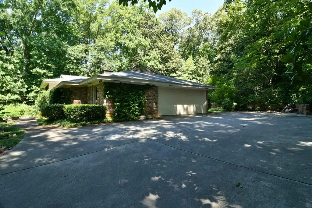 1090 Kingston Drive, Sandy Springs, Georgia 30342, 5 Bedrooms Bedrooms, ,3 BathroomsBathrooms,Residential,Sold,1090 Kingston Drive,6122528