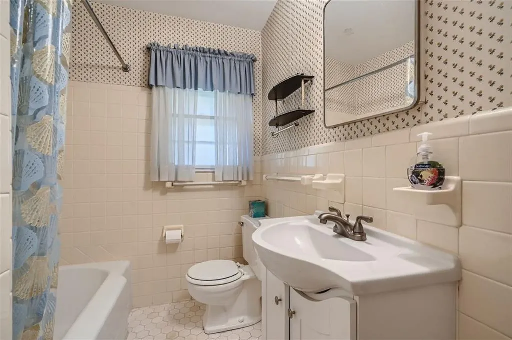640 Amberidge Trail, Atlanta, Georgia 30328, 3 Bedrooms Bedrooms, ,2 BathroomsBathrooms,Residential,Sold,640 Amberidge Trail,7119085