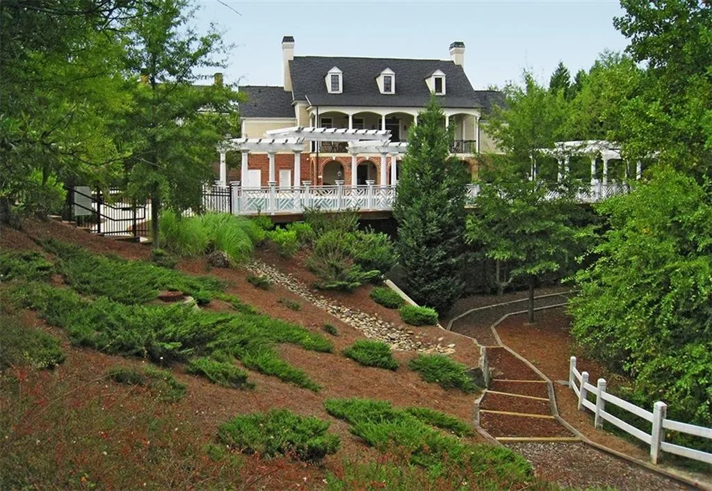 Walking trail to pool and club house