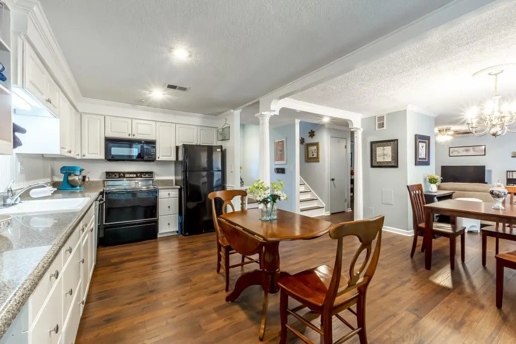 5280 Chemin De Vie, Atlanta, Georgia 30342, 3 Bedrooms Bedrooms, ,2 BathroomsBathrooms,Residential,Sold,5280 Chemin De Vie,6562013