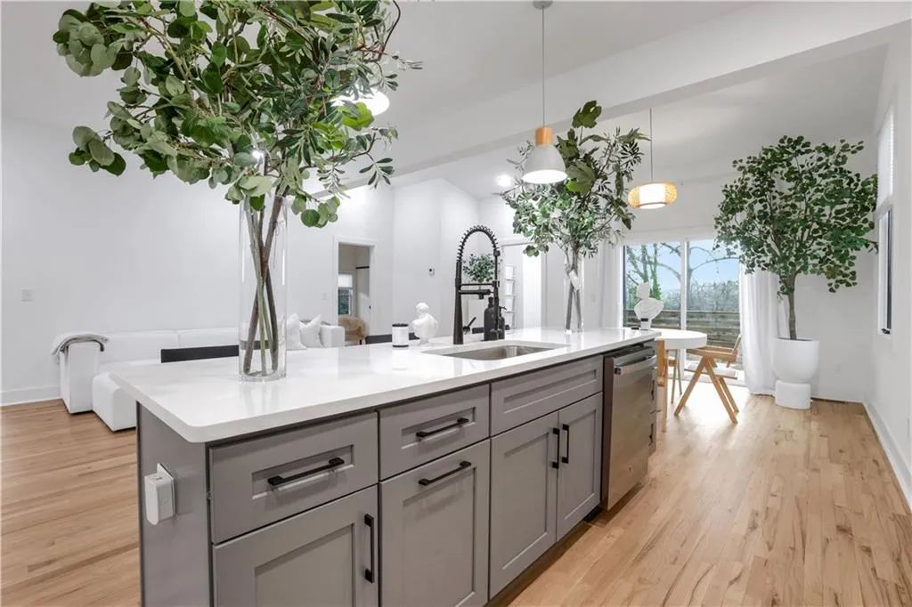 875 Center Hill Avenue Nw, Atlanta, Georgia 30318, 3 Bedrooms Bedrooms, ,2 BathroomsBathrooms,Residential,For Sale,875 Center Hill Avenue Nw,7536245