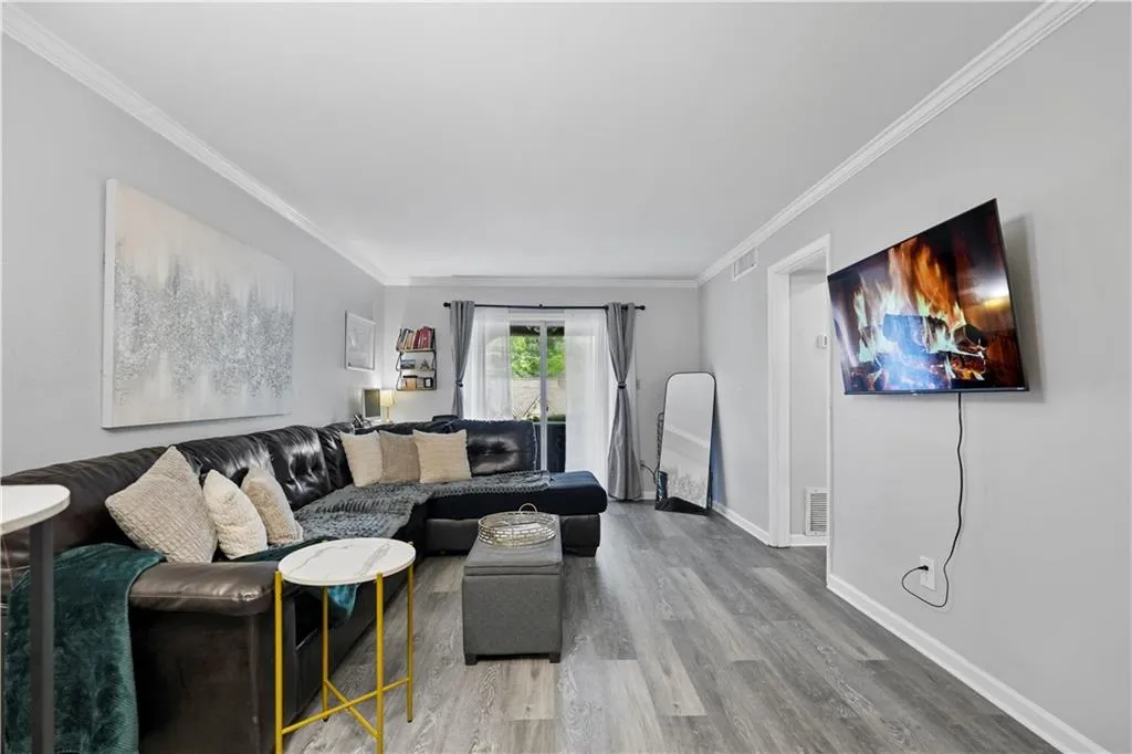 395 Pharr Road Ne Unit 103, Atlanta, Georgia 30305, 1 Bedroom Bedrooms, ,1 BathroomBathrooms,Residential,For Sale,395 Pharr Road Ne Unit 103,7579402