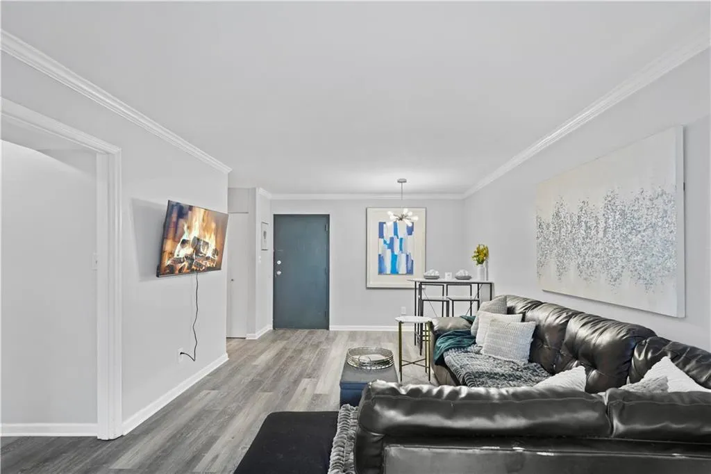395 Pharr Road Ne Unit 103, Atlanta, Georgia 30305, 1 Bedroom Bedrooms, ,1 BathroomBathrooms,Residential,For Sale,395 Pharr Road Ne Unit 103,7579402