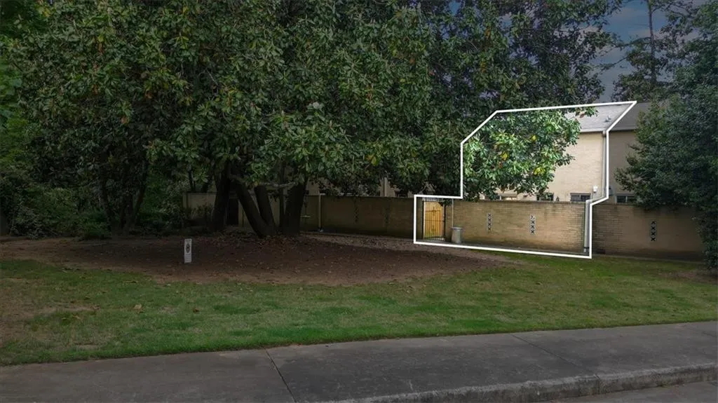 5400 Roswell Road Unit 3, Atlanta, Georgia 30342, 2 Bedrooms Bedrooms, ,1 BathroomBathrooms,Residential,Sold,5400 Roswell Road Unit 3,7385640