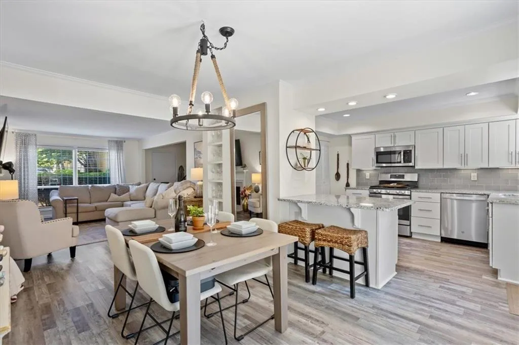 5400 Roswell Road Unit 3, Atlanta, Georgia 30342, 2 Bedrooms Bedrooms, ,1 BathroomBathrooms,Residential,Sold,5400 Roswell Road Unit 3,7385640