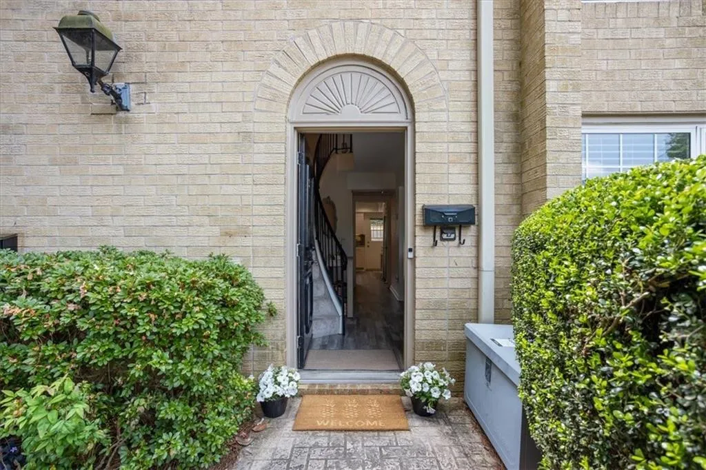 5400 Roswell Road Unit 3, Atlanta, Georgia 30342, 2 Bedrooms Bedrooms, ,1 BathroomBathrooms,Residential,Sold,5400 Roswell Road Unit 3,7385640