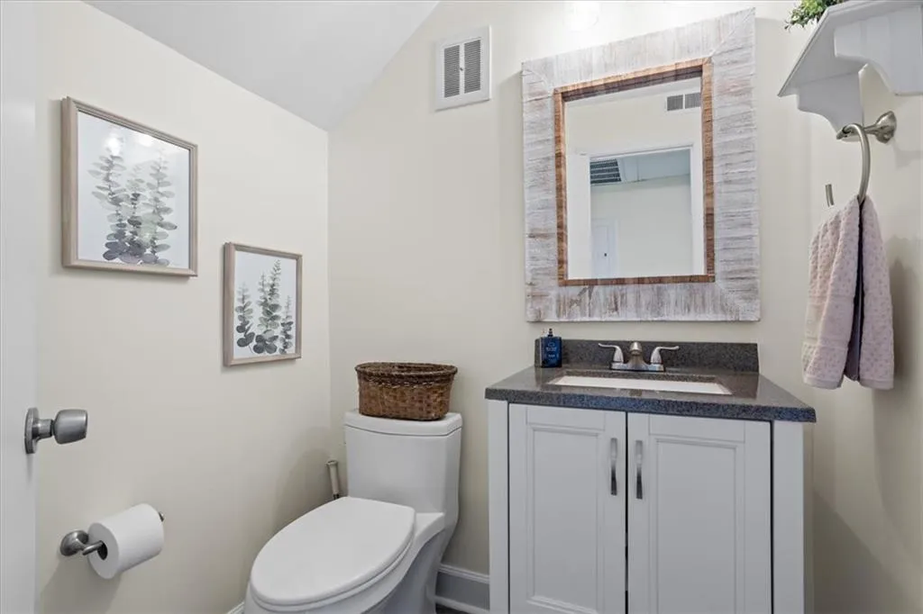 5400 Roswell Road Unit 3, Atlanta, Georgia 30342, 2 Bedrooms Bedrooms, ,1 BathroomBathrooms,Residential,Sold,5400 Roswell Road Unit 3,7385640