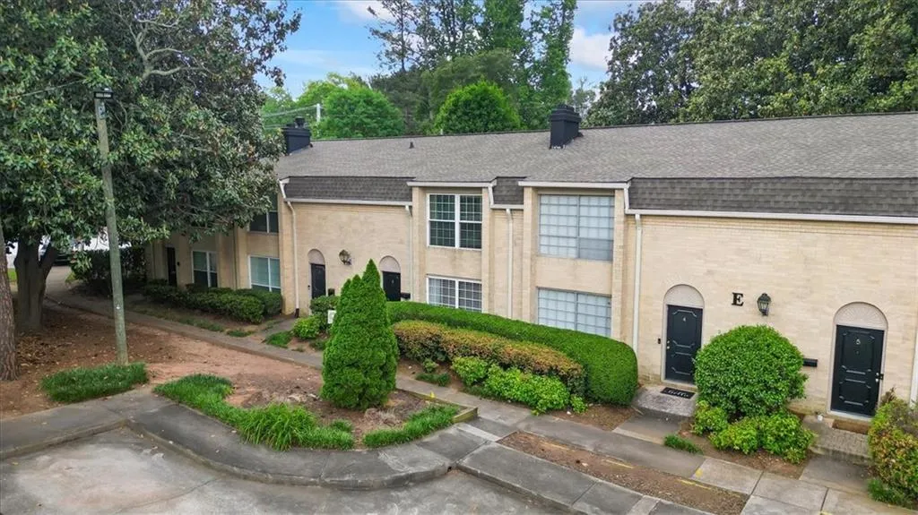 5400 Roswell Road Unit 3, Atlanta, Georgia 30342, 2 Bedrooms Bedrooms, ,1 BathroomBathrooms,Residential,Sold,5400 Roswell Road Unit 3,7385640