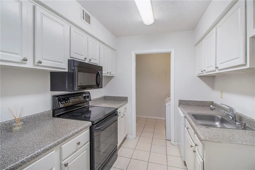 5149 Roswell Road Unit 3, Sandy Springs, Georgia 30342, 2 Bedrooms Bedrooms, ,1 BathroomBathrooms,Residential,Sold,5149 Roswell Road Unit 3,6861262