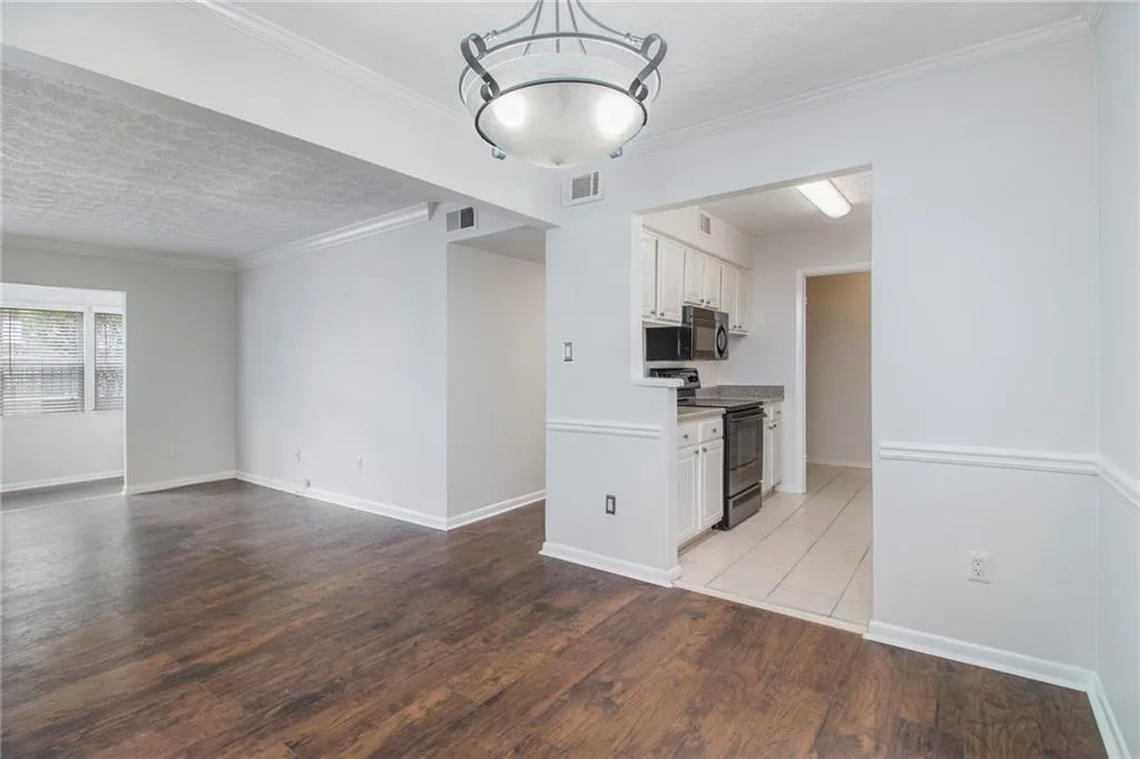 5149 Roswell Road Unit 3, Sandy Springs, Georgia 30342, 2 Bedrooms Bedrooms, ,1 BathroomBathrooms,Residential,Sold,5149 Roswell Road Unit 3,6861262