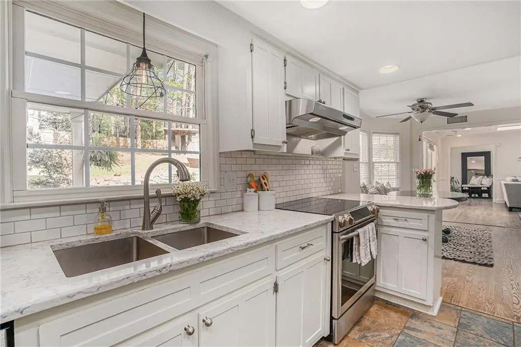 7199 Dunhill Terrace, Sandy Springs, Georgia 30328, 4 Bedrooms Bedrooms, ,3 BathroomsBathrooms,Residential,Sold,7199 Dunhill Terrace,7036983