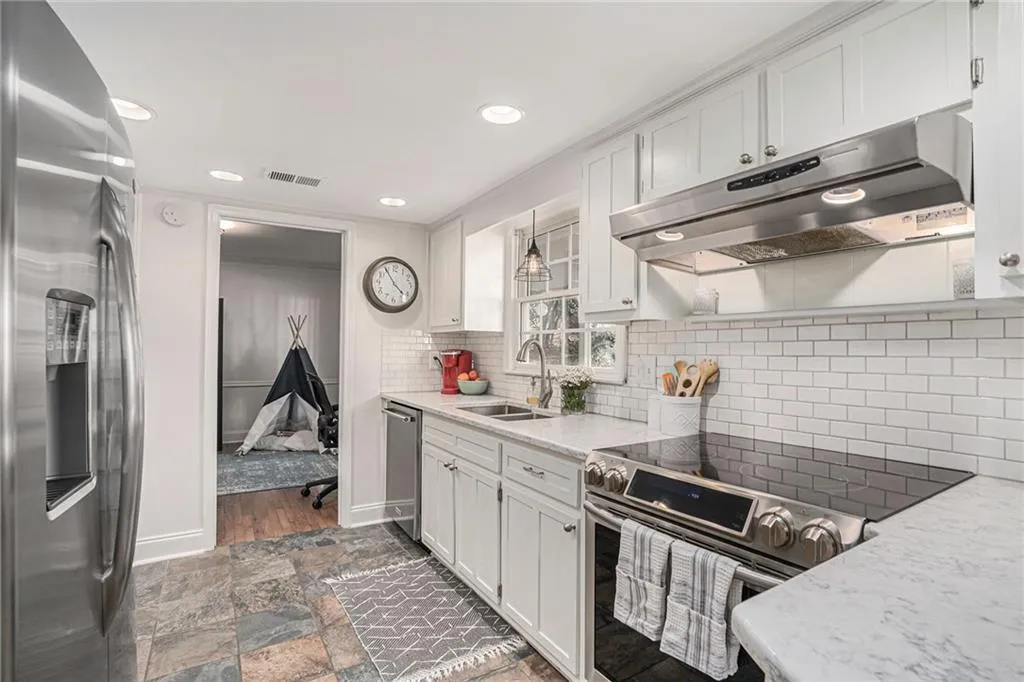 7199 Dunhill Terrace, Sandy Springs, Georgia 30328, 4 Bedrooms Bedrooms, ,3 BathroomsBathrooms,Residential,Sold,7199 Dunhill Terrace,7036983