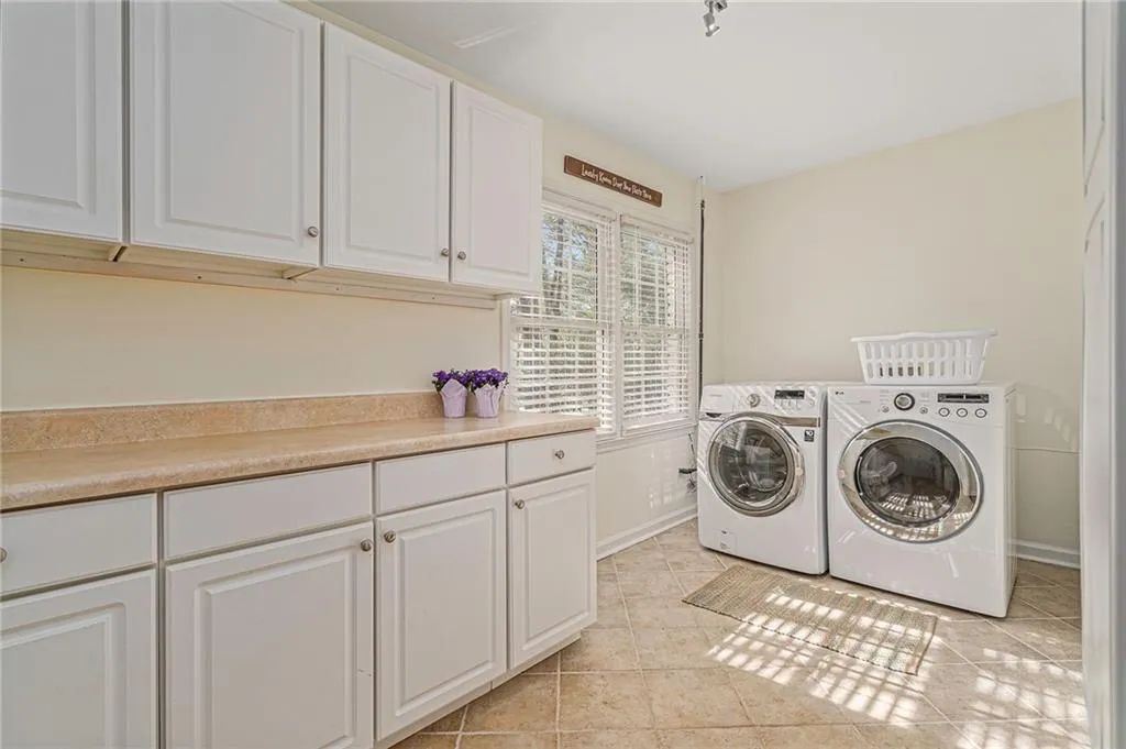 7199 Dunhill Terrace, Sandy Springs, Georgia 30328, 4 Bedrooms Bedrooms, ,3 BathroomsBathrooms,Residential,Sold,7199 Dunhill Terrace,7036983