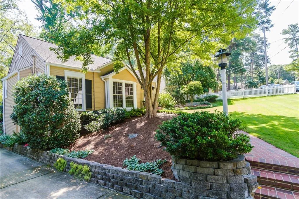 2075 Dellwood Drive Nw, Atlanta, Georgia 30309, 4 Bedrooms Bedrooms, ,3 BathroomsBathrooms,Residential,Sold,2075 Dellwood Drive Nw,5742384