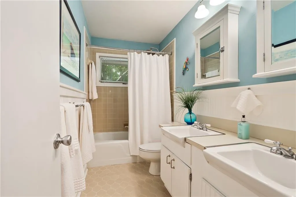 7280 Hunters Branch Drive, Sandy Springs, Georgia 30328, 4 Bedrooms Bedrooms, ,3 BathroomsBathrooms,Residential,Sold,7280 Hunters Branch Drive,6524002