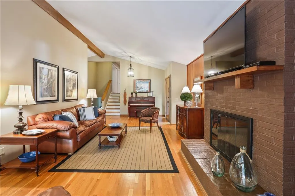 7280 Hunters Branch Drive, Sandy Springs, Georgia 30328, 4 Bedrooms Bedrooms, ,3 BathroomsBathrooms,Residential,Sold,7280 Hunters Branch Drive,6524002