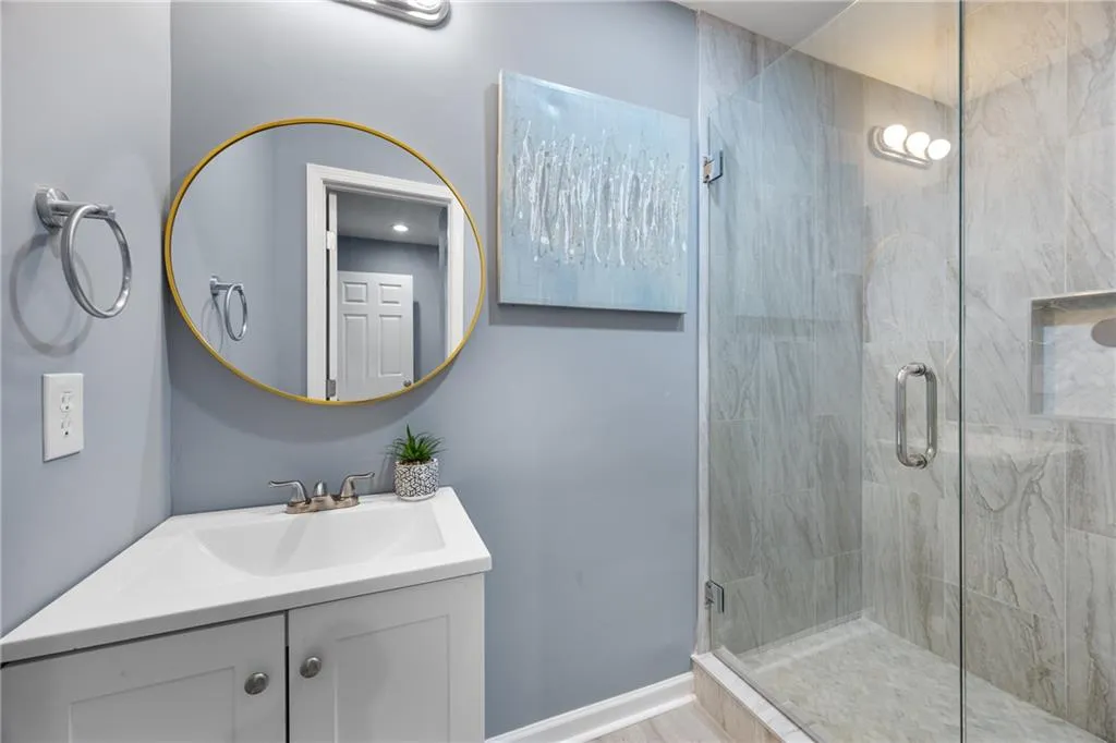 Owner's en-suite Bathroom