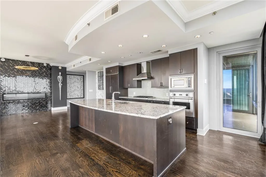 3630 Peachtree Road Ne Unit 2404, Atlanta, Georgia 30326, 2 Bedrooms Bedrooms, ,2 BathroomsBathrooms,Residential,For Sale,3630 Peachtree Road Ne Unit 2404,7665165