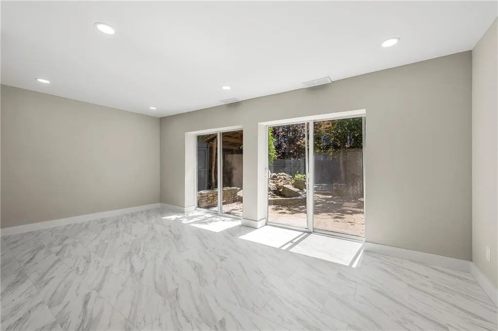 Living room view full of light leading to the patio area